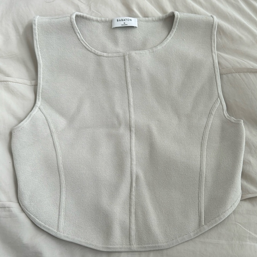 Aritzia crème tank top! Super cute and comfortable! Size medium.